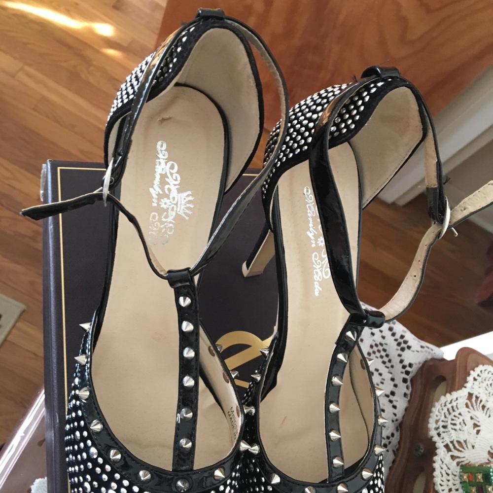 Shoes - Picture 2 of 4